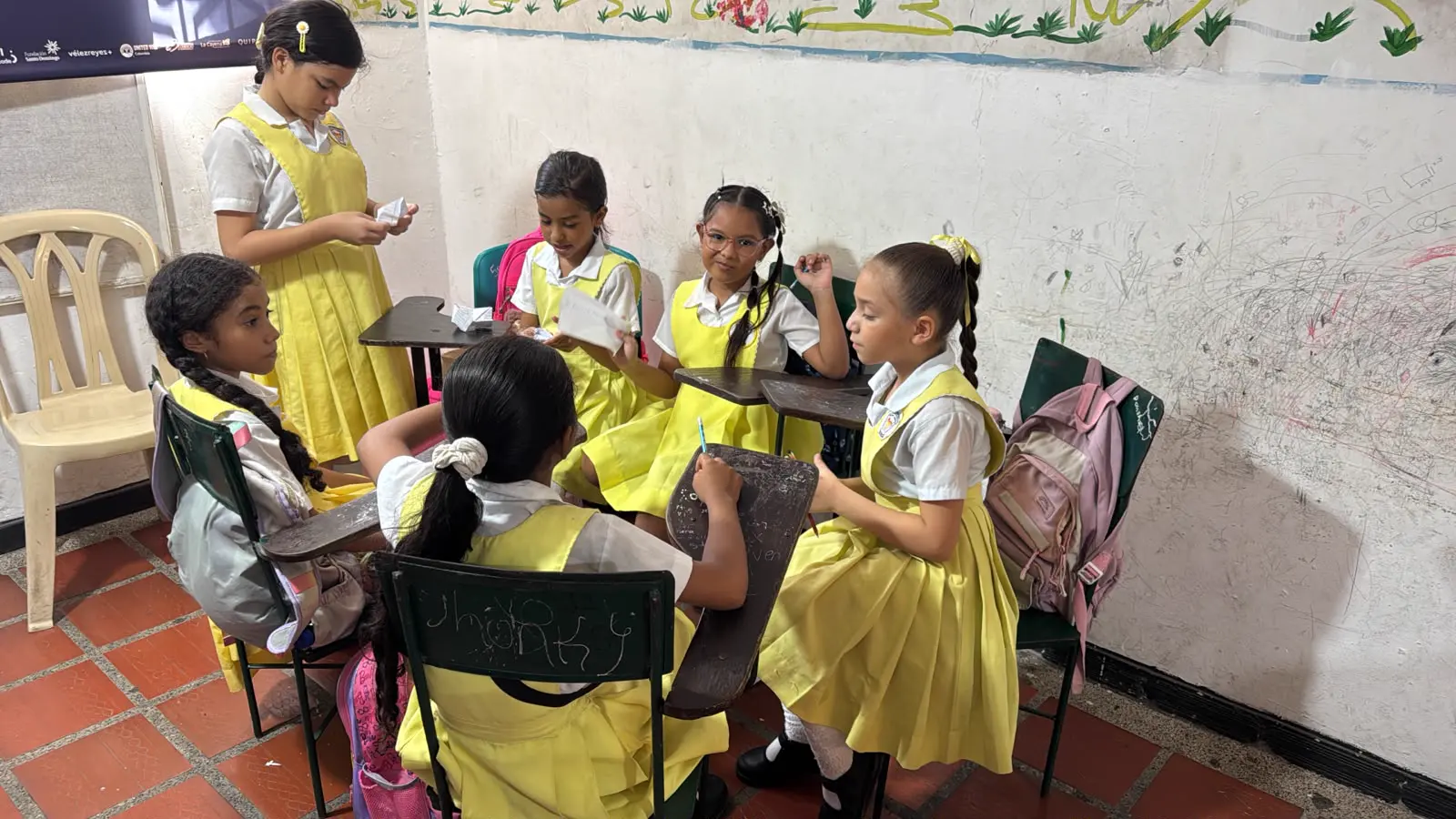 Alumnas de la IED Sofía Camargo de Lleras trabajando en grupo