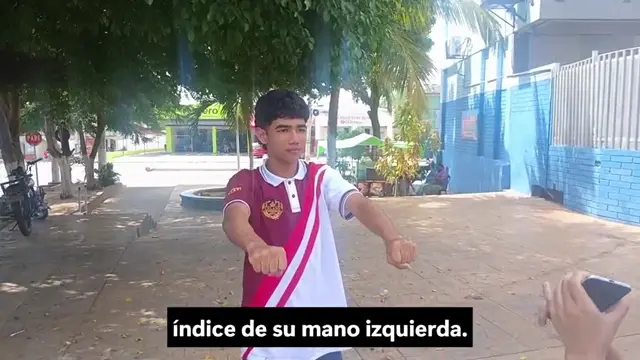 Estudiante ejecutando una secuencia de instrucciones con sus manos