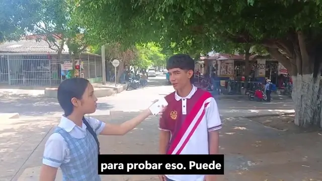 Estudiante realizando el reto de coordinación de manos
