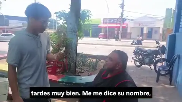 Vendedor de comidas rápidas participando en el ejercicio guiado por un estudiante