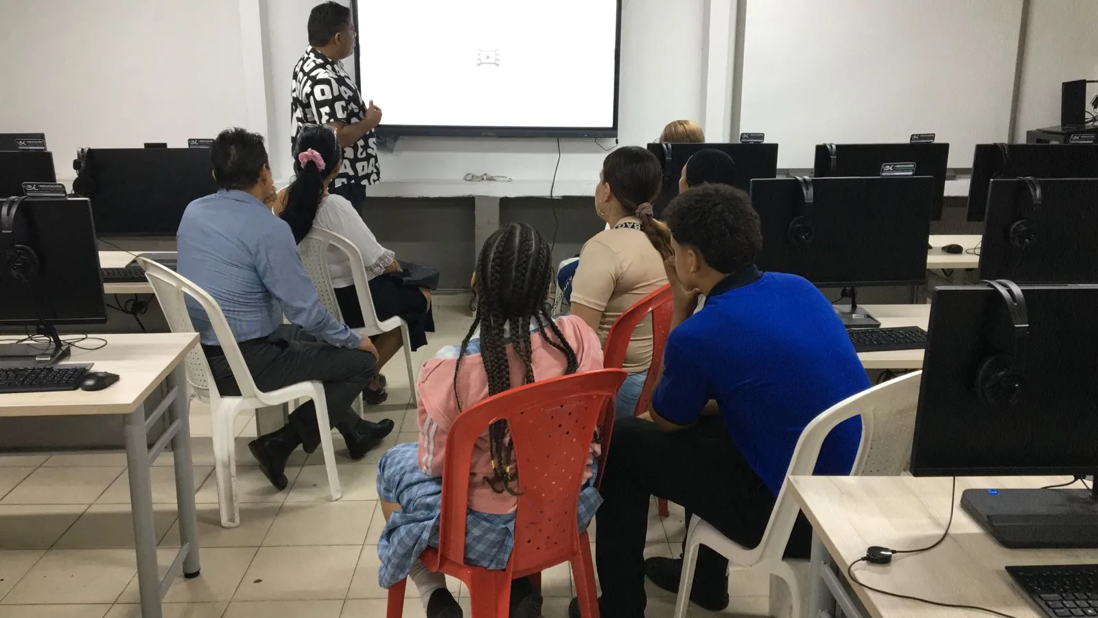 Acudientes reunidos en la sala de informática durante la presentación del semillero